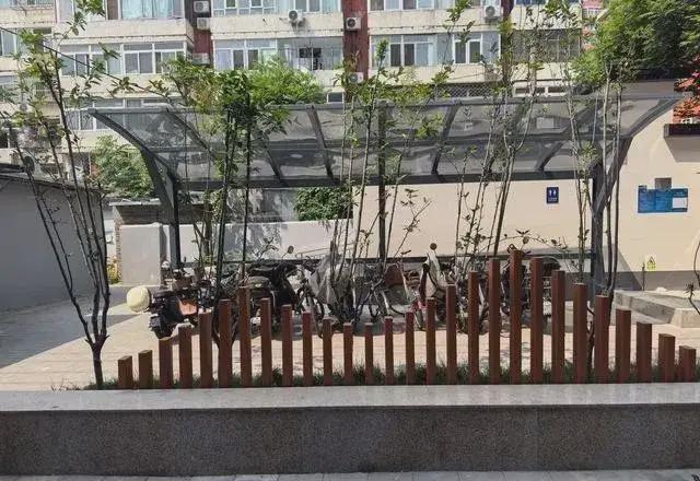乱建居民想提升小区环境的愿望实现了凯发k8网站拆除700平方米私搭(图1)
